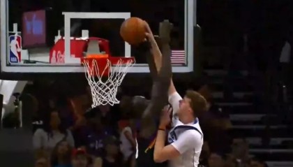 百度体育官网-大学同学不留情面！弗拉格欲劈扣，马卢阿奇送上排球大帽