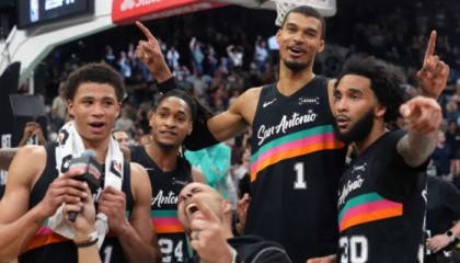 22+10+10，4号秀超级崛起，说他是保罗接班人，可能并非开玩笑|马刺|克里斯·保罗|卡斯尔|哈珀|圣安东尼奥马刺队_新浪体育_新浪新闻